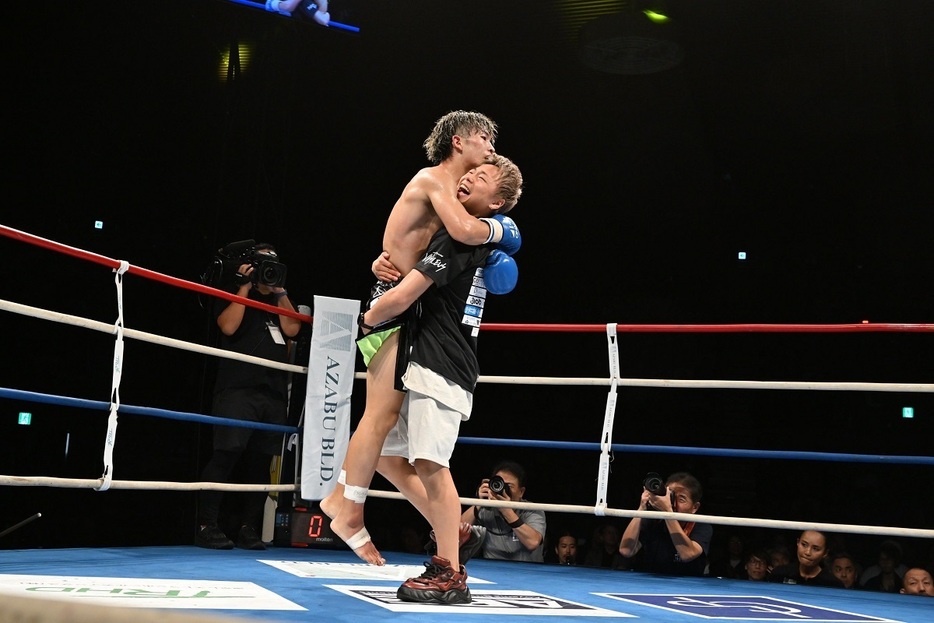 セコンドを務めた武尊が祝福（撮影・蔦野裕）