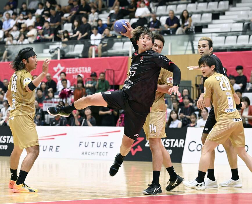 ゴールデンウルヴス福岡戦で攻め込むジークスター東京の東江（左から2人目）＝ひがしんアリーナ