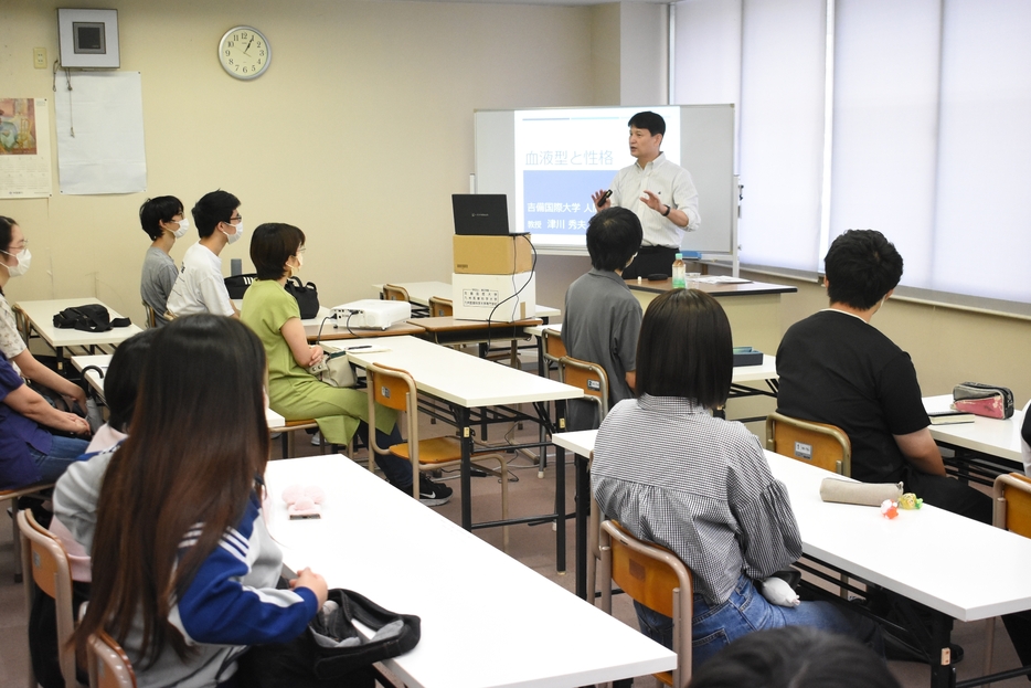 吉備国際大学の津川教授の話を聞いて心理学について学ぶ生徒たち=岡山県津山市で