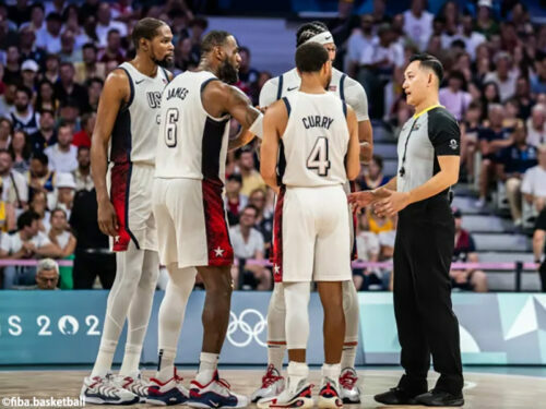 NBAのスーパースターたちとコミュニケーションをとる加藤レフェリー [写真]＝fiba.basketball