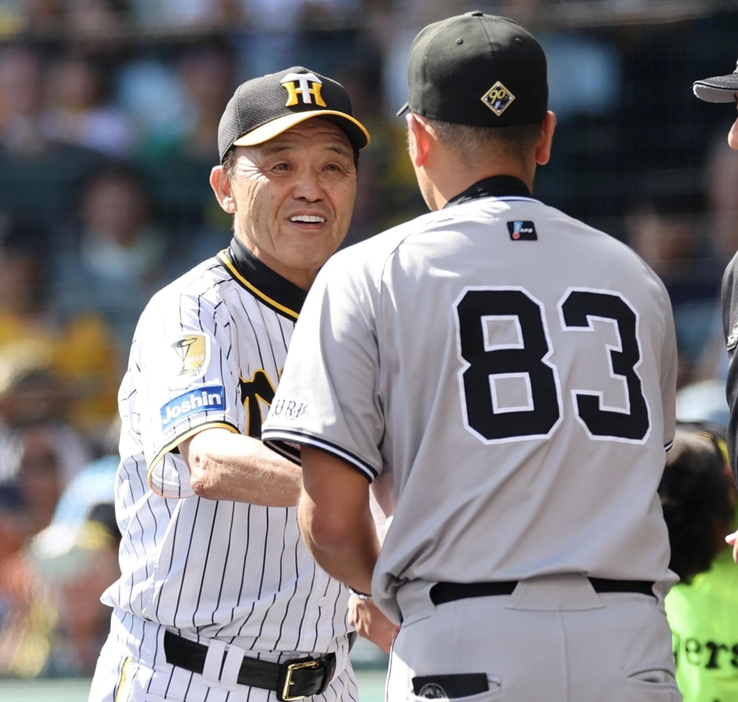 　巨人との最終戦、阿部監督と握手をする岡田監督（２３日）