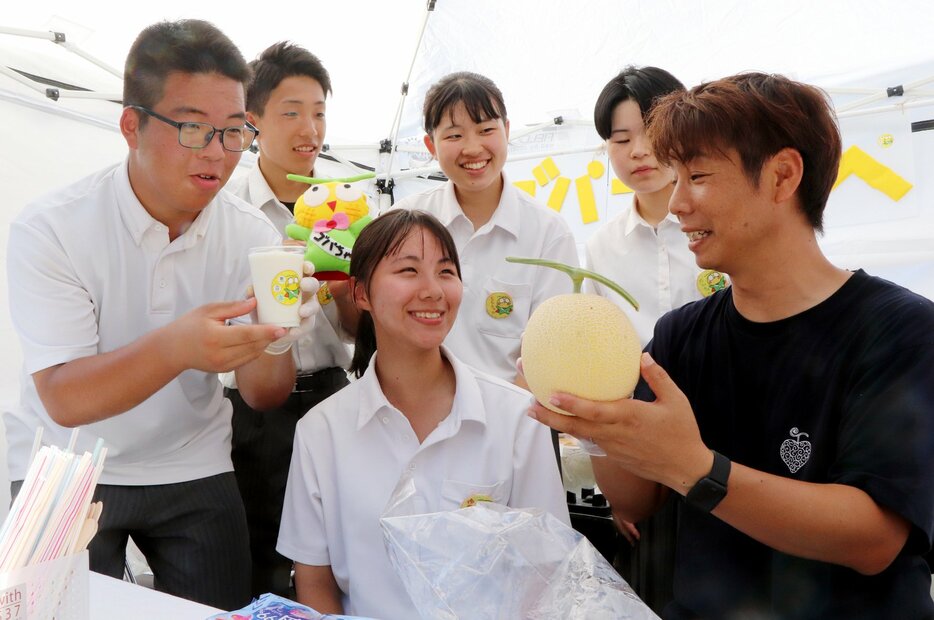 ゴールデンパールを手にする渡部さん（右端）とフラッペを開発した生徒たち