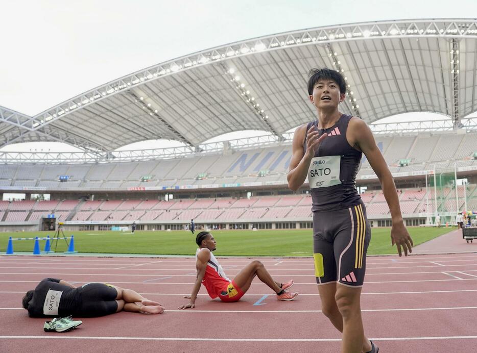 男子400メートル（タイムレース）で優勝した佐藤拳太郎。中央は2位の中島佑気ジョセフ、左は3位の佐藤風雅＝デンカビッグスワンスタジアム