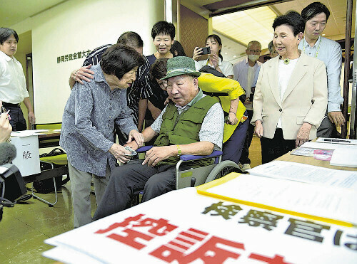 支援者に囲まれ、会場に姿を見せた袴田さん（９月２９日、静岡市葵区で）