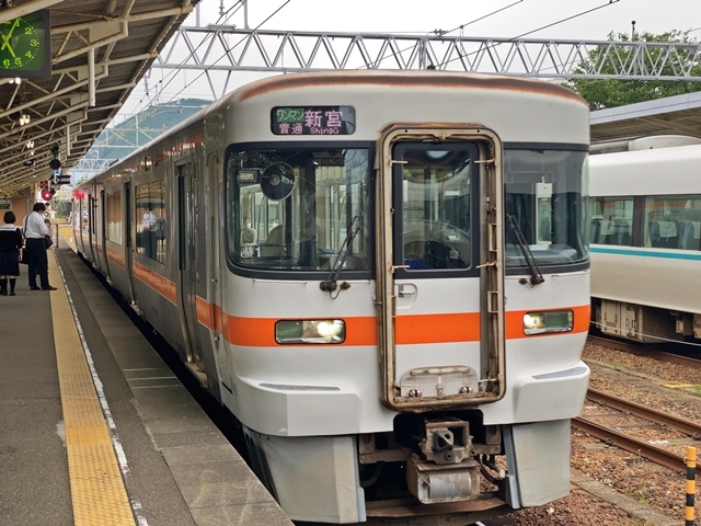 JR新宮駅に停車中の紀勢本線普通列車