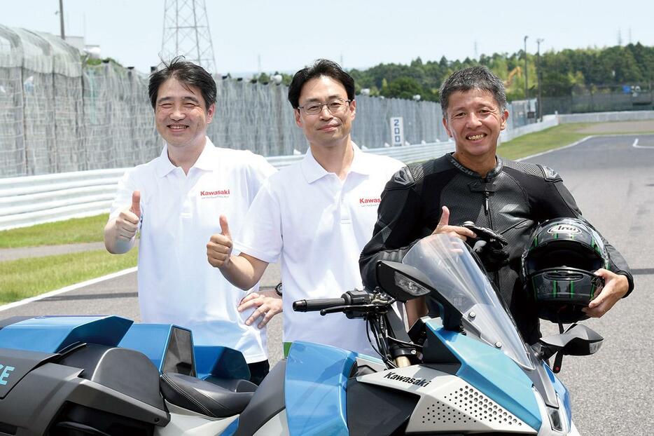 2024年鈴鹿8耐の場では開発メンバーのトークショーも開催された。左から松田義基・水素プロジェクト担当エンジニア、市 聡顕・先行開発部長、テストライダー。