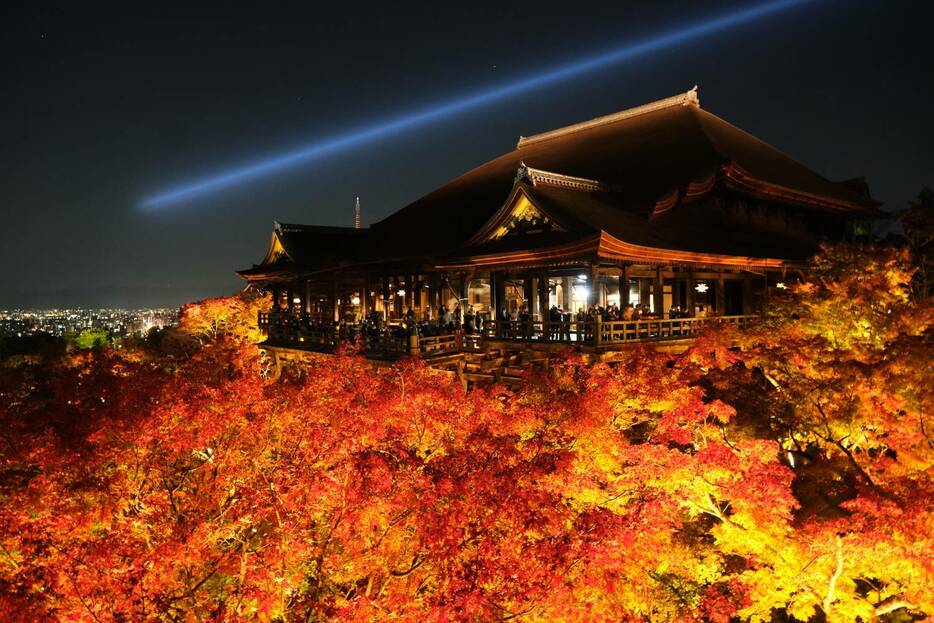 ライトアップされた清水寺