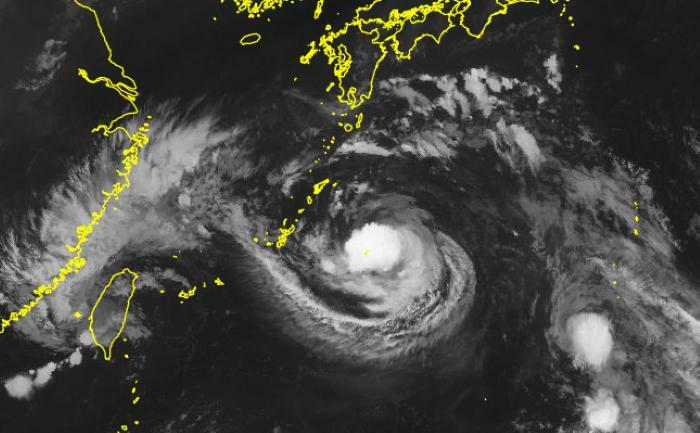 14日午前8時現在の気象衛星ひまわりの観測画像。南大東島付近に渦状の厚い雲がある（気象庁提供）