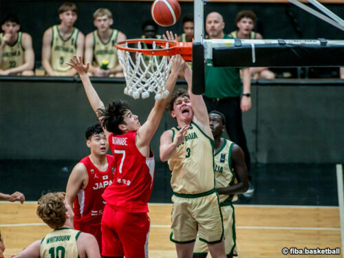 U18アジアカップ準々決勝でオーストラリア代表に完敗した日本代表［写真］＝fiba.basketball