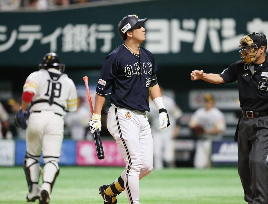 一回、三振に倒れたオリックス・杉本裕太郎＝みずほペイペイドーム（撮影・渋井君夫）