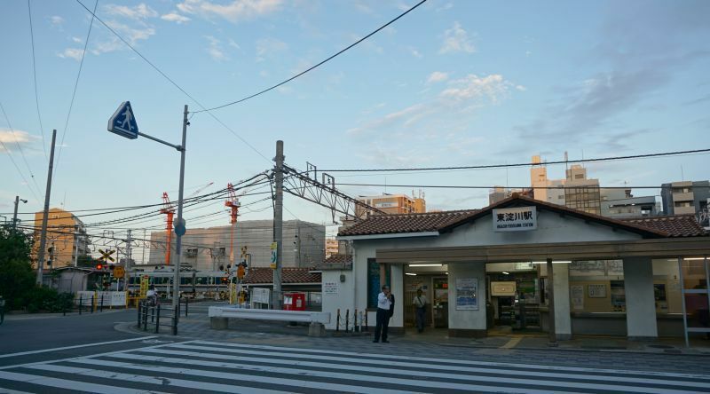 [写真]東淀川駅駅舎（右）と踏切=19日午後6時ごろ、大阪市淀川区で（撮影：柳曽文隆）