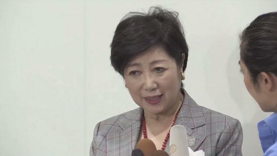 [画像]ぶら下がり取材に応じる小池知事