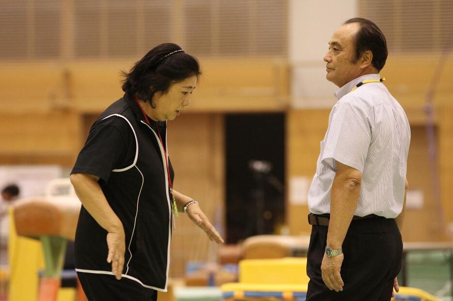 パワハラ問題で塚原女子強化本部長（左）と塚原副会長(右）は連名で宮川選手への直接謝罪の意向を表明したが、「何をどう謝るか」が説明不足で沈静化狙いとしか受け取れなかった（写真・YUTAKA／アフロスポーツ）