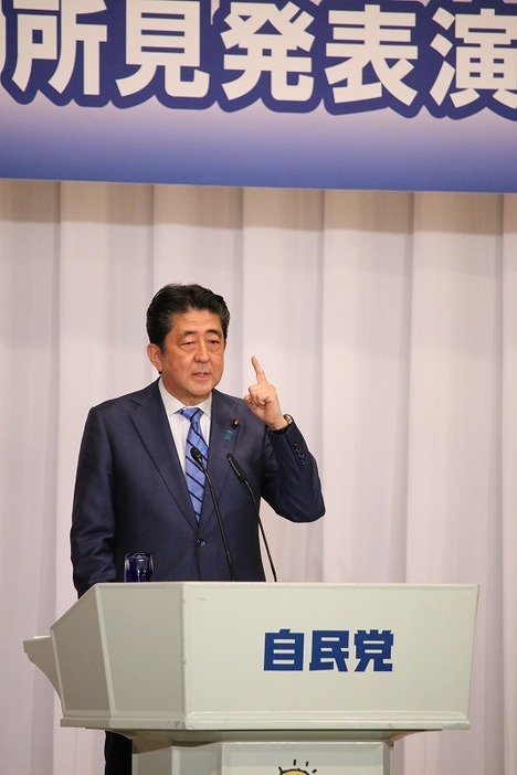 [写真]所見演説を行う安倍氏