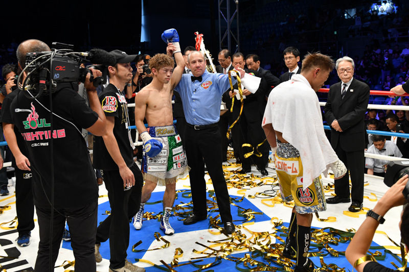 2－0判定で新王者が誕生した。勝者と敗者の明暗は分かれたが、見ている人を感動させる名勝負だった(写真・山口裕朗）