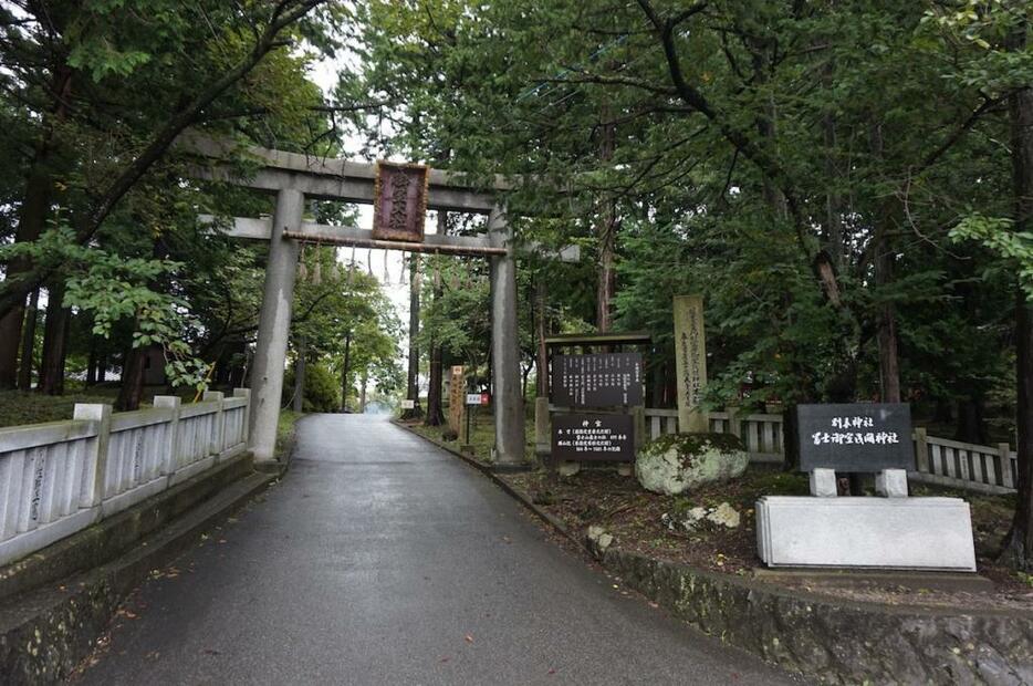 河口湖畔に建つ冨士御室浅間神社=山梨県富士河口湖町