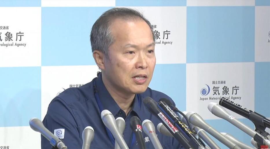 会見する松森敏幸地震津波監視課長（気象庁で）