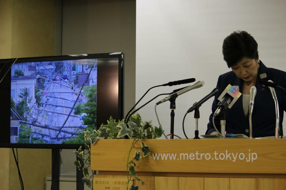 [写真]大阪・泉南市の電柱倒壊例を紹介しながら無電柱化の持論を語った小池知事