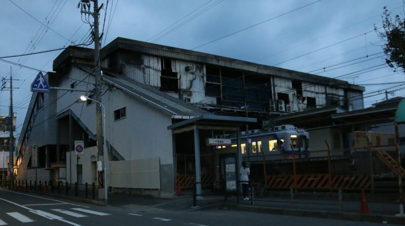 [写真]ホームの照明もついておらず、暗くなると一層寂しく写る尾崎駅駅舎。入り口では駅員に問い合わせをする女性の姿も=6日午後6時半すぎ、大阪府阪南市で（撮影：柳曽文隆）