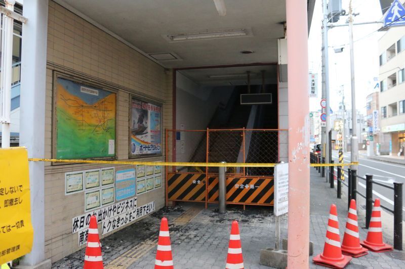 [写真]駅の入り口ではなにかが焦げたようなものが落ちていた=6日午後6時すぎ、大阪府阪南市で（撮影：柳曽文隆）