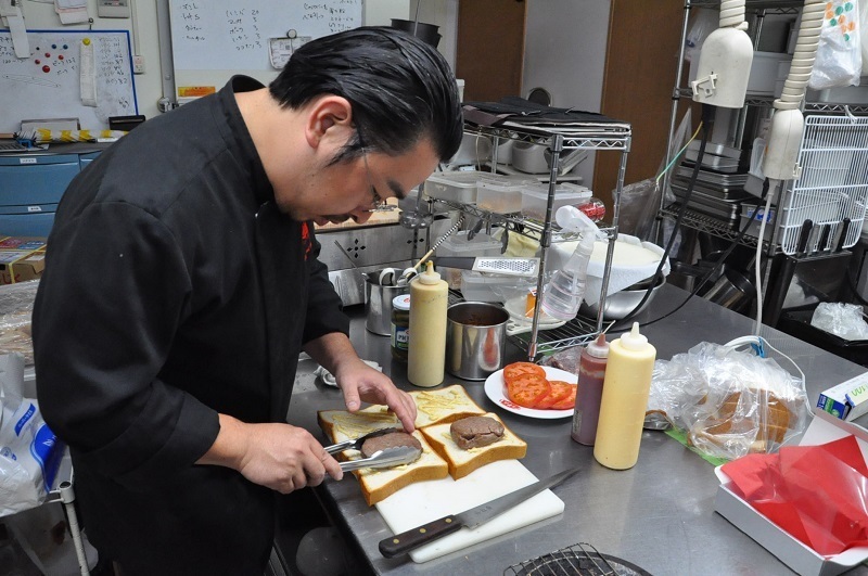 [写真]ステーキサンドの調理を行う大谷隆史さん＝兵庫県西宮市のレストラン「土筆苑」で（撮影：岡村雅之）