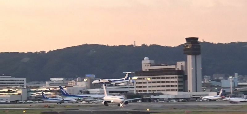 [写真]関西国際空港の代替として、増便を受け入れる伊丹空港=8月18日午後、兵庫県伊丹市で（撮影：柳曽文隆）