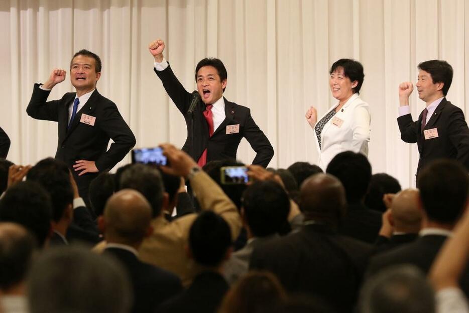 [写真]臨時党大会で気勢を上げる玉木新代表（左から2人目）（つのだよしお/アフロ）