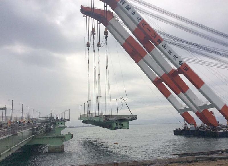 [写真]関空連絡橋の損傷部分を吊り上げる様子（提供：NEXCO 西日本）