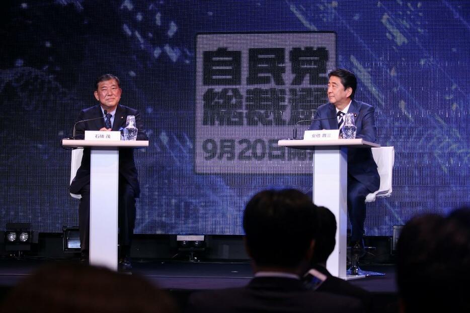 [写真]自民総裁選の「ネット討論会」に臨む安倍首相（右）と石破氏