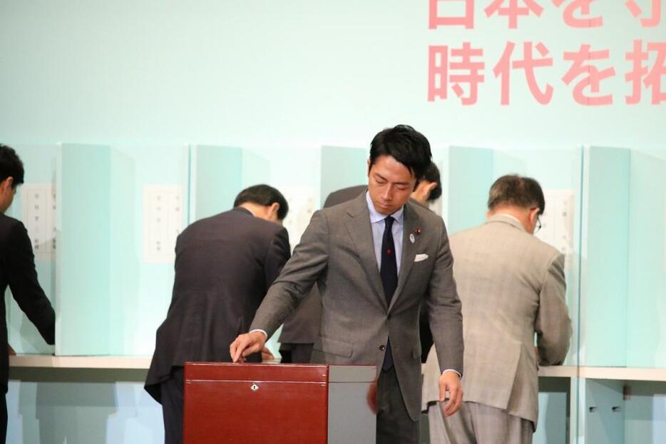 [写真]自民党総裁選で投票する小泉進次郎氏。投票直前に「石破氏支持」を表明していた