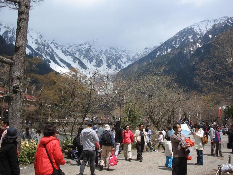 [写真]上高地は春先から外国人登山者、観光客でにぎわう