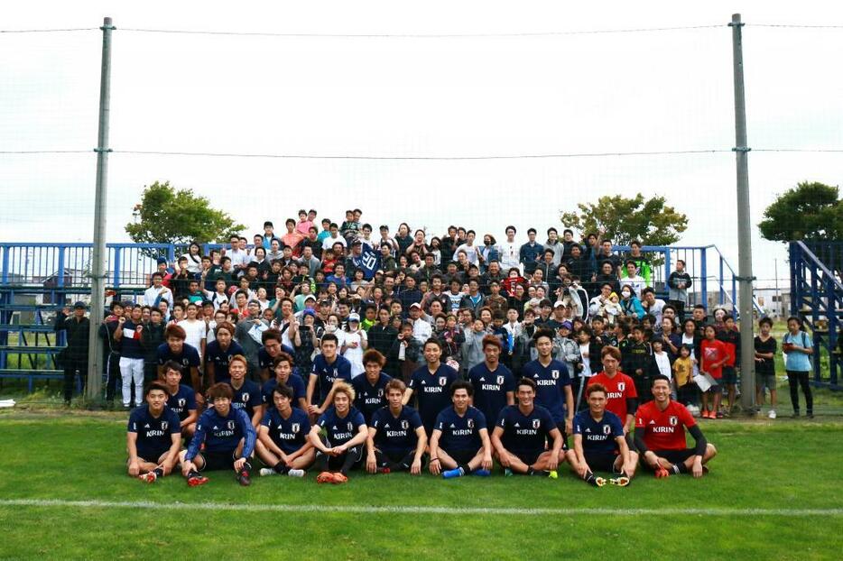 槙野の声かけで札幌のファンと集合写真(写真提供・JFA）