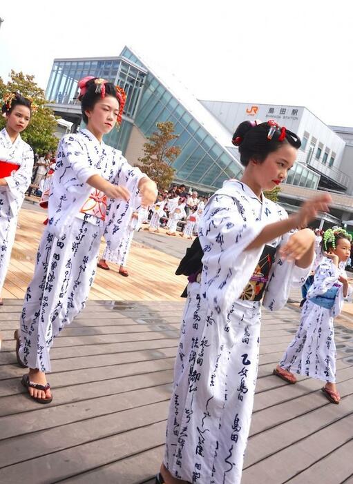 髪を島田髷に結い浴衣姿で踊る島田髷まつり=静岡県島田市のJR島田駅前