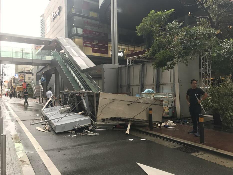 ［写真］台風による強風で倒壊したチケットショップ＝4日午後4時40分ごろ、大阪市阿倍野区で