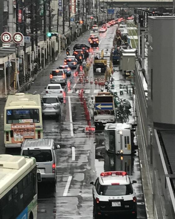 ［写真］あべの筋では車が横転していた＝4日午後4時40分ごろ、大阪市阿倍野区で