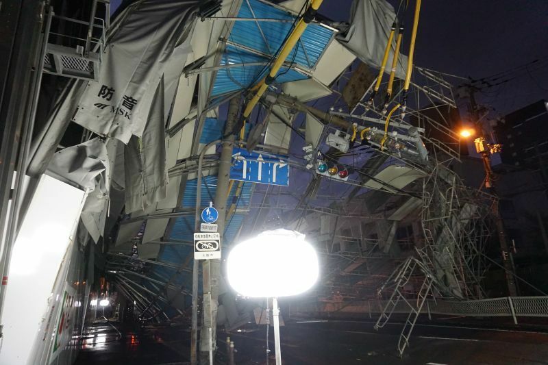 [写真]足場が崩れ信号機も曲がった=4日午後6時すぎ、大阪市西成区で（撮影：柳曽文隆）