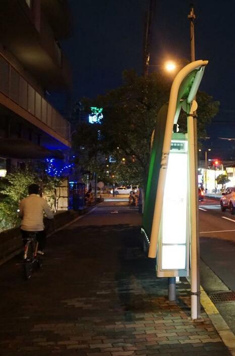 [写真]大阪シティバス、バス停の屋根がポッキリと折れていた=4日午後6時すぎ、大阪市西成区で（撮影：柳曽文隆）