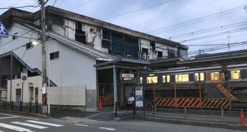 [写真]閉鎖中の尾崎駅、夜はホームの照明もつかず、電車は通過措置がとられていた=6日午後、大阪府阪南市で（撮影：柳曽文隆）