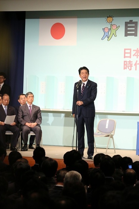 [写真]当選後、壇上であいさつする安倍総裁（首相）。政権運営は最後の3年となる