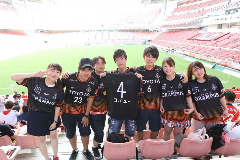 プレゼントされた特別ユニホームを着用する来場者たち＝8月11日、豊田スタジアムで、(C)N.G.E.