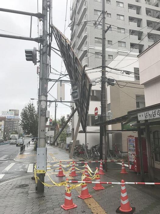 [写真]電線の下の歩道は通行止めとしているが、風が吹いたら危険だ=10日午前9時すぎ、大阪市東住吉区で（撮影：柳曽文隆）