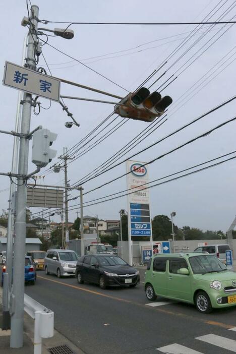 [写真]倒壊した電柱近くの商業施設は停電で休業、信号も稼動せず渋滞が起きていた=6日午後5時すぎ、大阪府泉南市で（撮影：柳曽文隆）