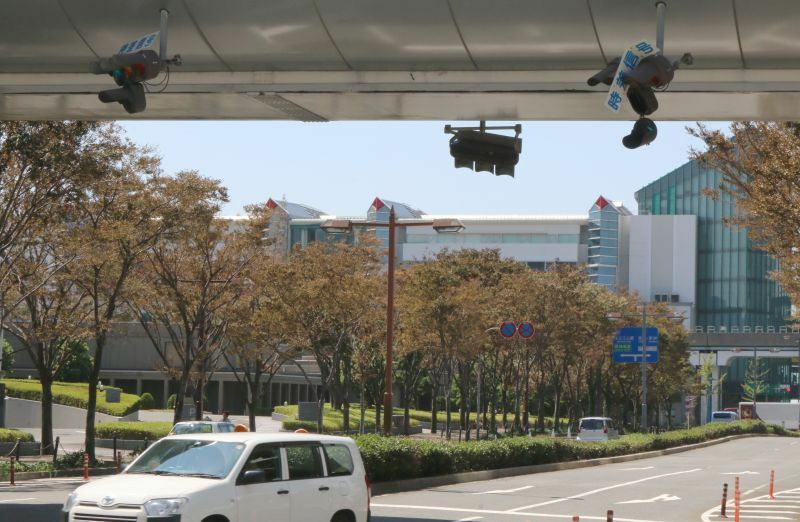 [写真]大阪府咲洲庁舎の連絡通路下に設置されている信号機は破損していた＝5日午前11時50分ごろ、大阪市住之江区で（撮影：柳曽文隆）