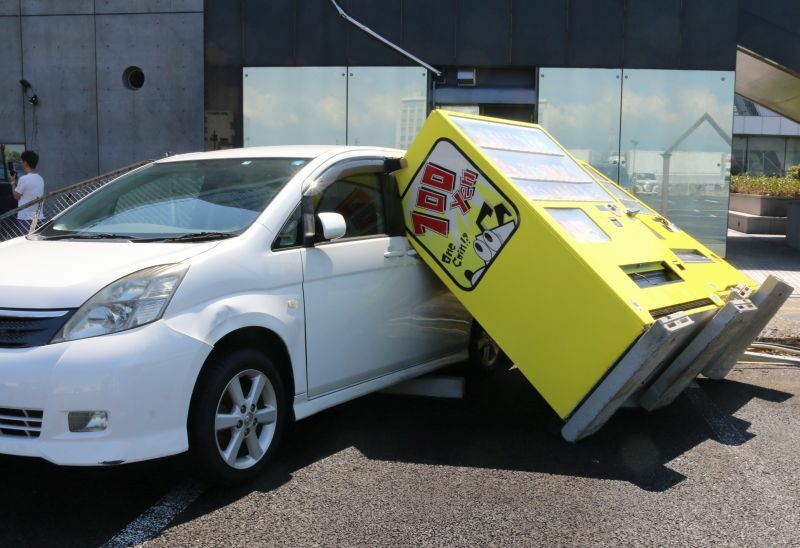 [写真]倒れたジュースの自動販売機が車の後部座席の窓ガラスを突き破っていた＝5日午前11時半ごろ、大阪市住之江区で（撮影：柳曽文隆）