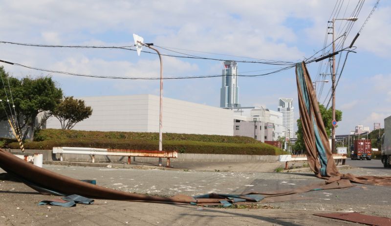 [写真]シートのようなものが電線にぶら下がっていた＝5日午前10時すぎ、大阪市住之江区で（撮影：柳曽文隆）