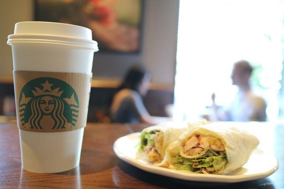 オフィスエリアのスターバックスにて朝食