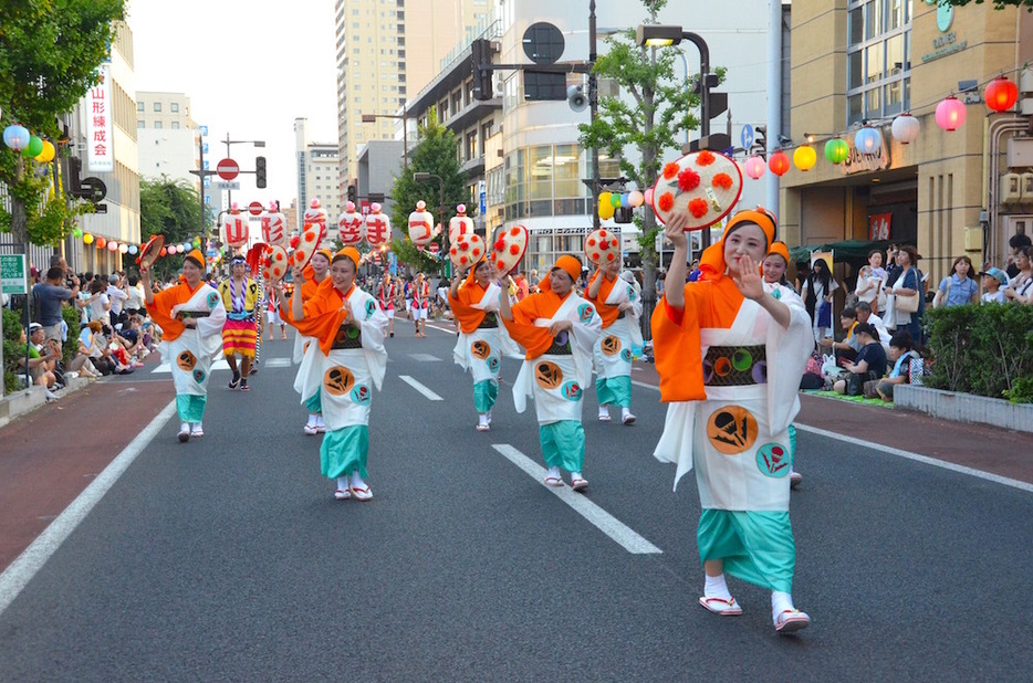 優雅な踊りが観客を魅了した（6日、安藤歩美撮影）