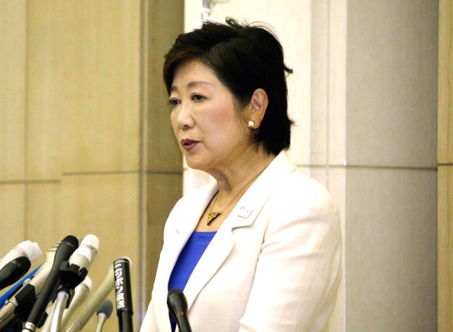 [写真]初登庁で会見する小池百合子都知事