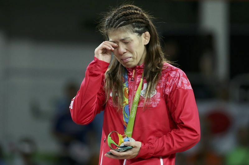 表彰式で涙を流す吉田沙保里（写真：ロイター/アフロ）