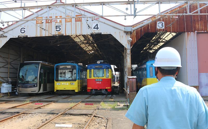 [写真]様々な車両が並ぶ阪堺電車の車庫＝大阪市住吉区で